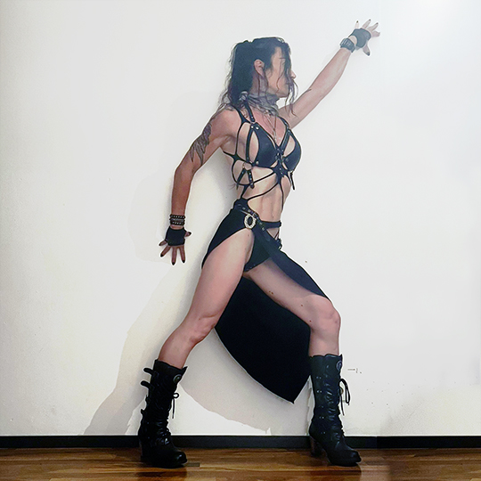 Denise Hollstein im Lederoutfit