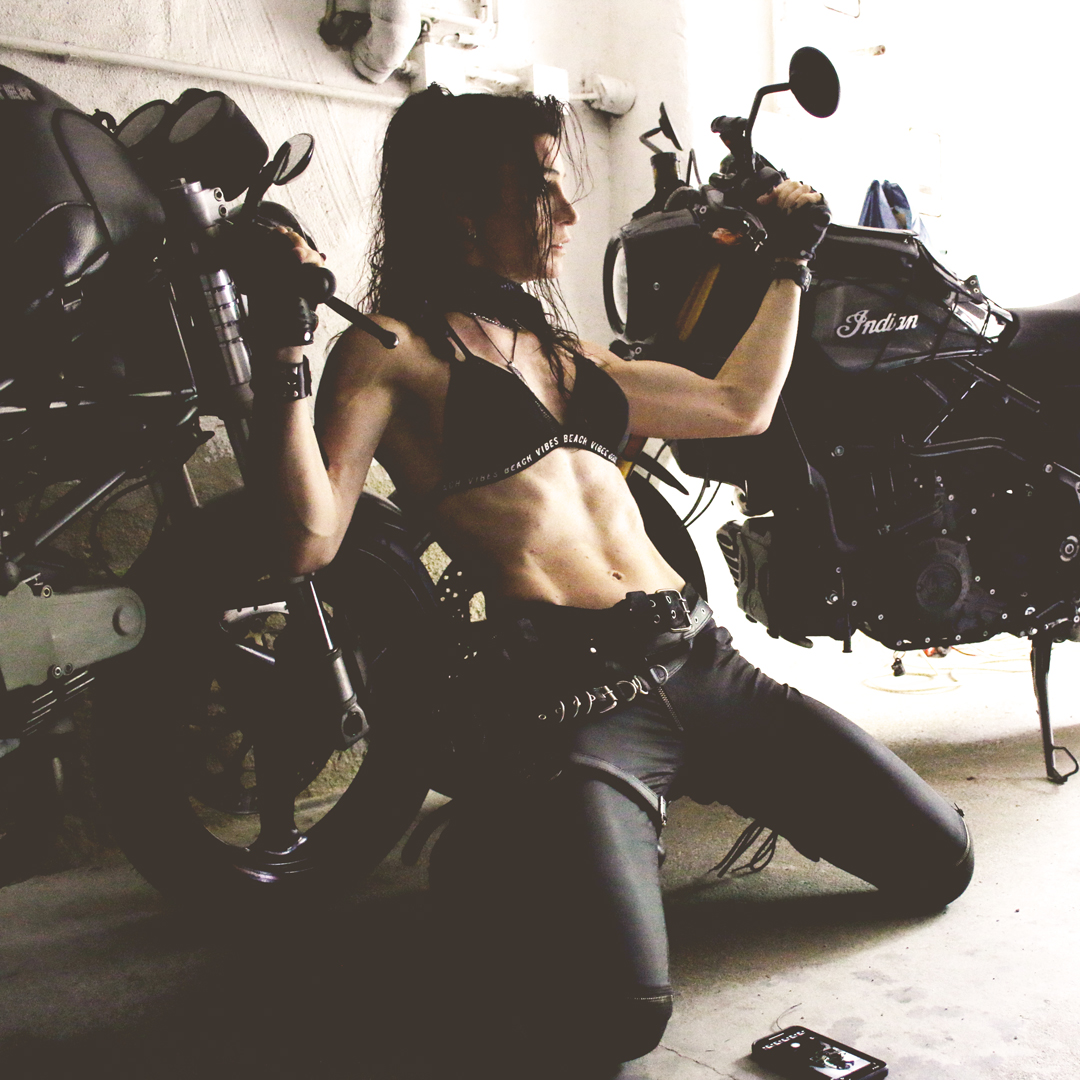 Denise Hollstein mit Ducati Monster und Indian FTR