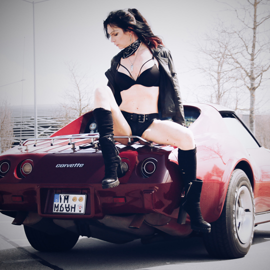 Denise Hollstein mit Corvette C3